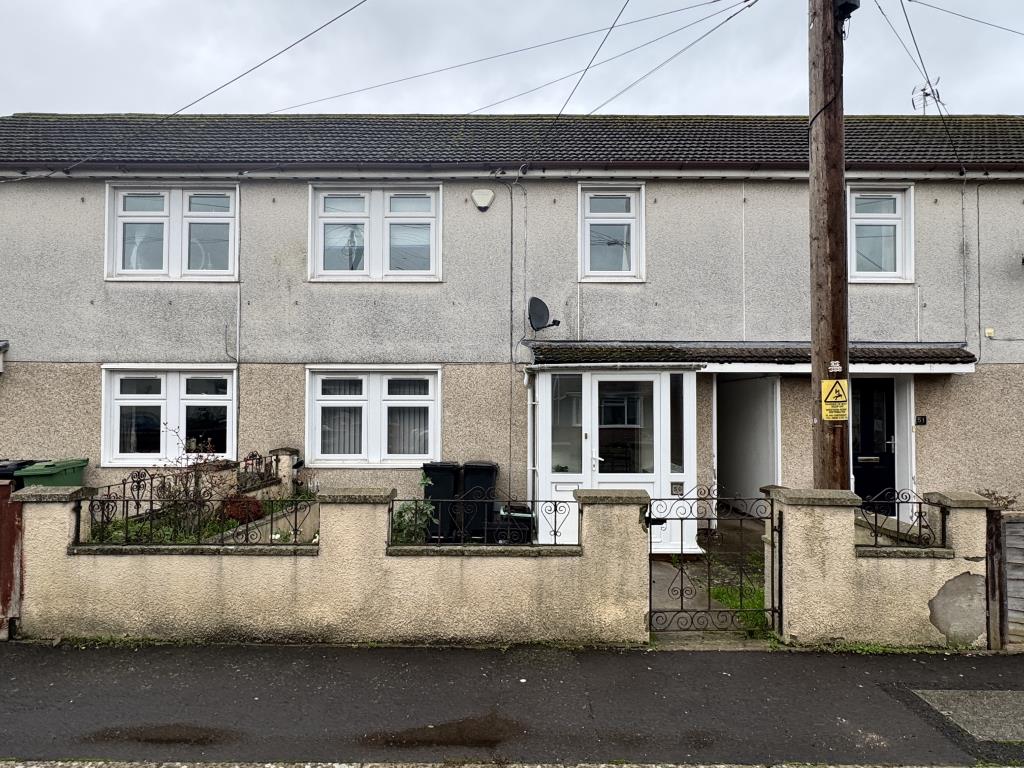 Lot: 86 - TWO-BEDROOM HOUSE FOR IMPROVEMENT - Front of the property